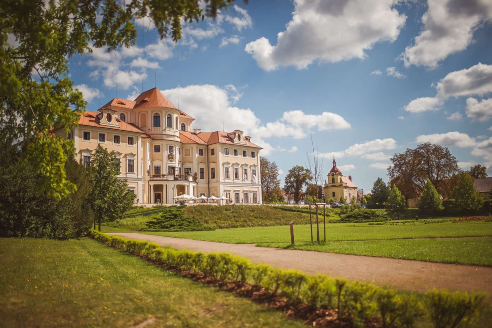 KVĚTEN